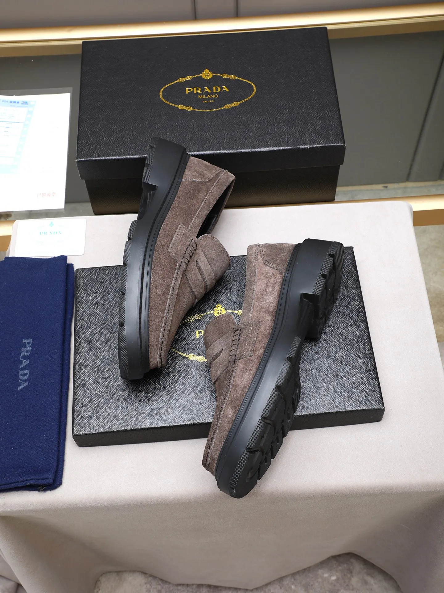 Men's shoes💰480 [Available on Tmall and Taobao major platforms] Prada men's best-selling premium casual leather shoes, imported first-layer matte cowhide loafers combine exquisite elements with modern charm, are strong in toughness, resistant to folding, not easily deformed, and durable in wear! Water-dyed sheep's ➕cow pad! Foam ultra-light and wear-resistant outsole, code number 38-44 (45 is custom-made, non-returnable and non-exchangeable)